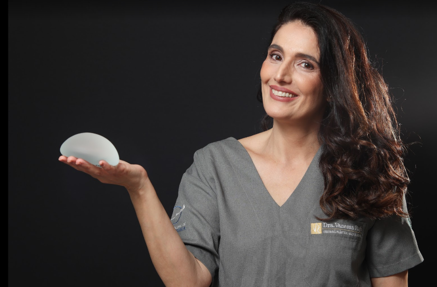 Dra. Vanessa Rajo segurando implante mamário, cirurgiã plástica